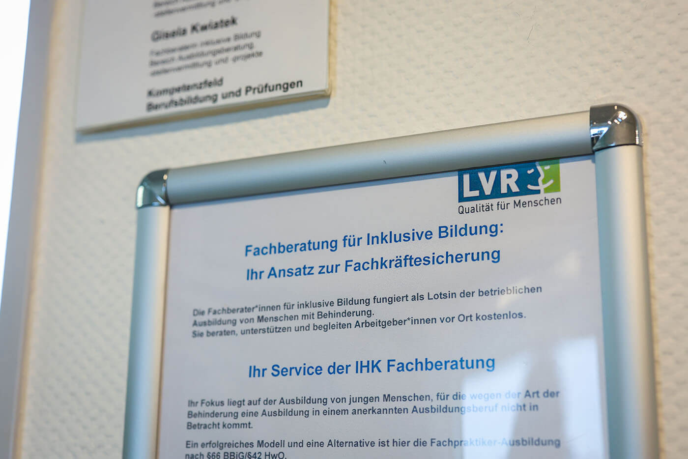Das Foto zeigt ein Schild mit dem Logo des LVR und einer Erläuterung zur Fachberatung für inklusive Bildung.