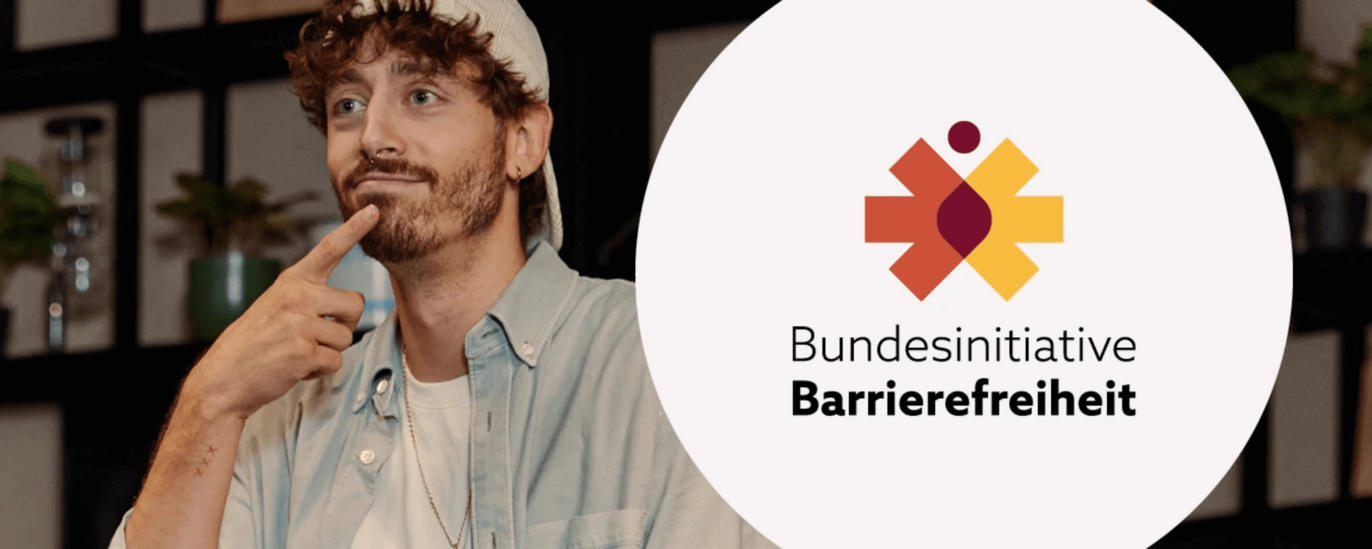 Das Bild zeigt einen jungen Mann mit Basecap. Er hat den Zeigefinger ans Kinn gelegt und schaut zustimmend. Daneben steht in einem weißen Kreis mit schwarzer Schrift: „Bundesinitiative Barrierefreiheit“ und das orangerote Logo der Initiative.