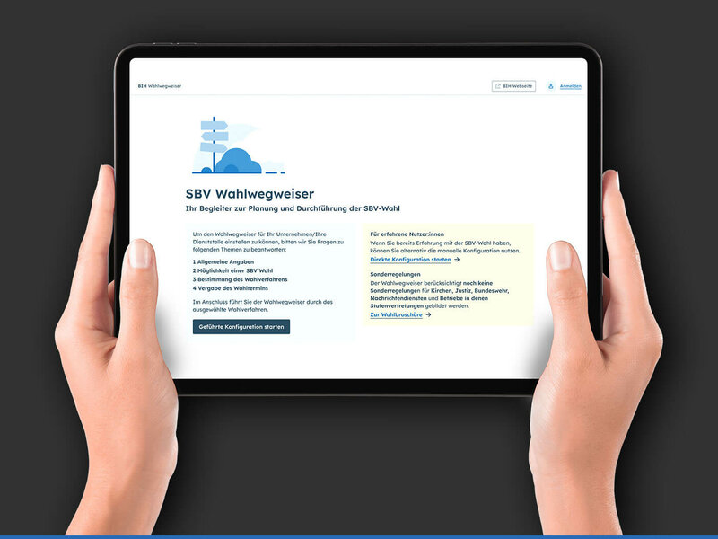 Die Fotomontage zeigt zwei Hände, die von unten ins Bild ragen und ein Tablett halten. Auf dem Display ist eine Website mit Text und Illustration (Wegweisschilder) zu sehen. Unter der Illu steht: „SBV-Wahlwegweiser“