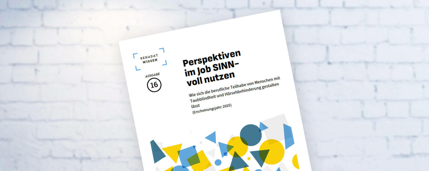 Die Fotomontage zeigt das Cover der Broschüre REHADAT Wissen – Berufliche Teilhabe von Menschen mit Taubblindheit und Hörsehbehinderung