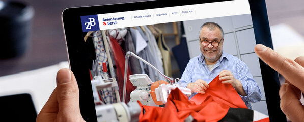 Jemand hält ein Tablet in den Händen und liest darauf die Titelgeschichte des ZB Digitalmagazins 2/2024.