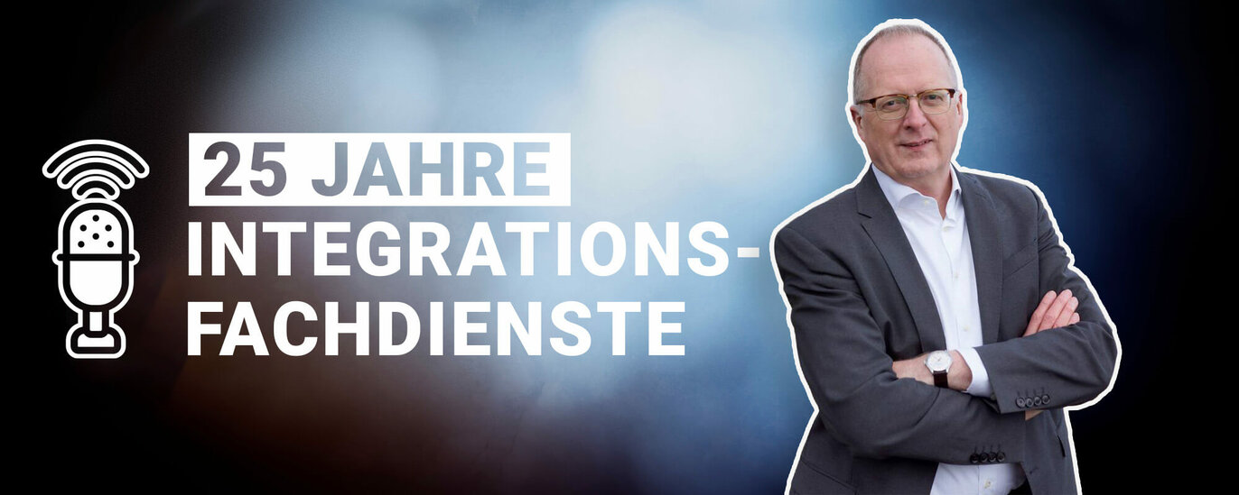 Die Fotomontage zeigt Johannes Magin, Vorstandsvorsitzende der Landesarbeitsgemeinschaft der Integrationsfachdienste Bayern, vor einem blauen Hintergrund. Links daneben stehen ein weißes Mikrofon-Icon und ein weißer Schriftzug:  „25 Jahre Integrationsfachdienst“.