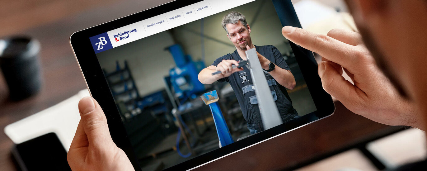 Auf einem Tablet ist die aktuelle Ausgabe des ZB Digitalmagazins zu sehen.