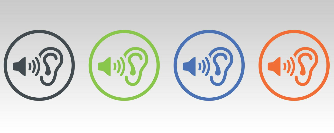 Die Grafik zeigt vier verschiedenen farbige Kreise. Darin sind Ohren mit Hörgeräten und Schallwellen zu sehen.