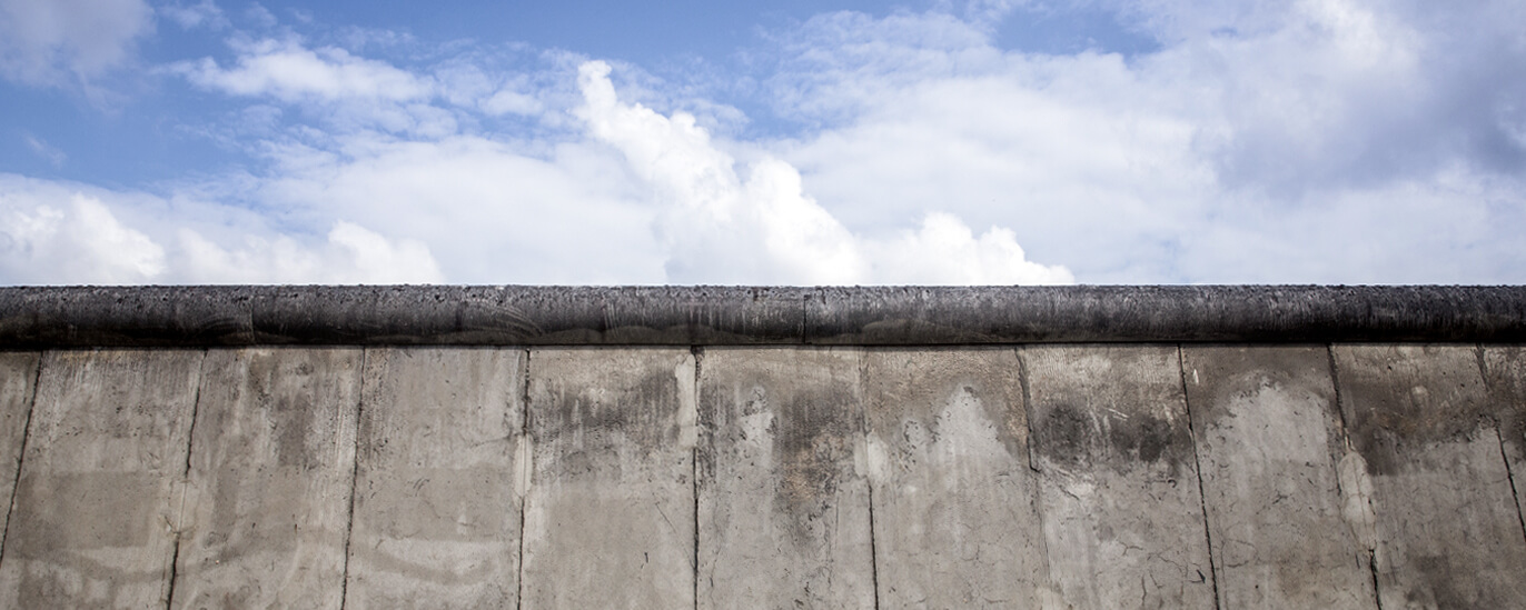 Horizont hinter einer hohen Betonmauer. 