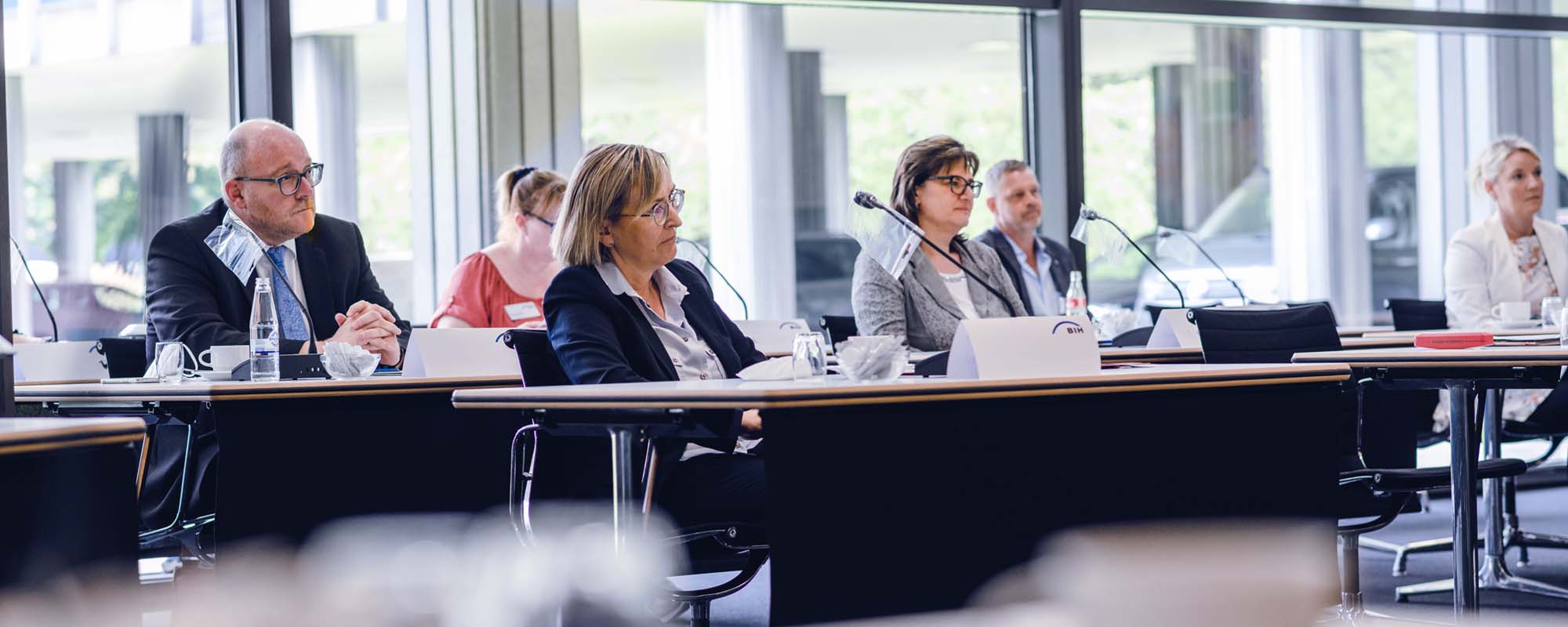 Mitglieder/innen der BIH bei einer Konferenz. 