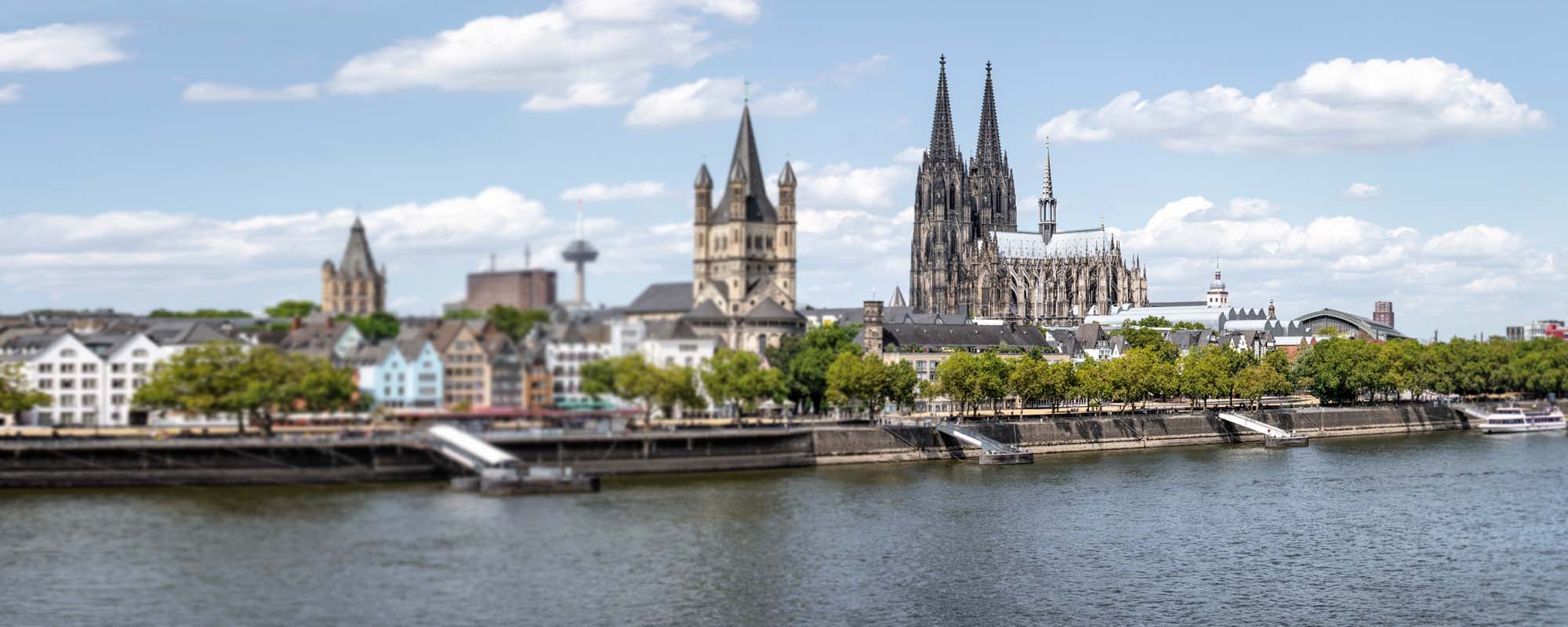 Skyline von Köln mit Blick auf den Kölner Dom. 