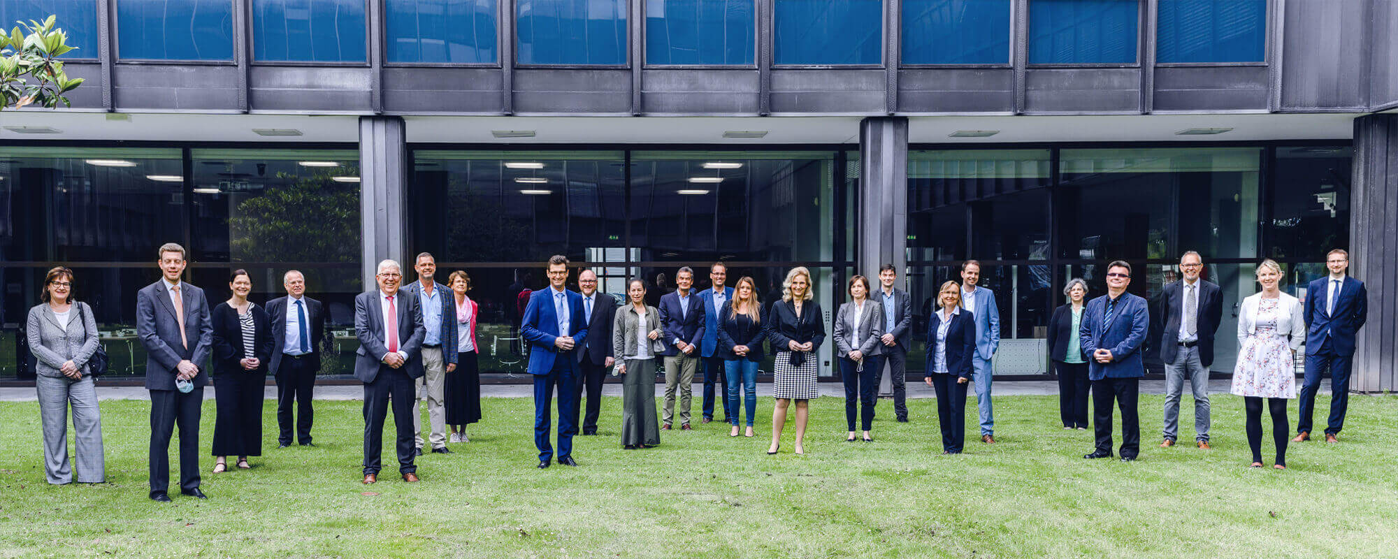 Gruppenfoto der BIH-Mitglieder vor dem LVR Landeshaus in Köln.