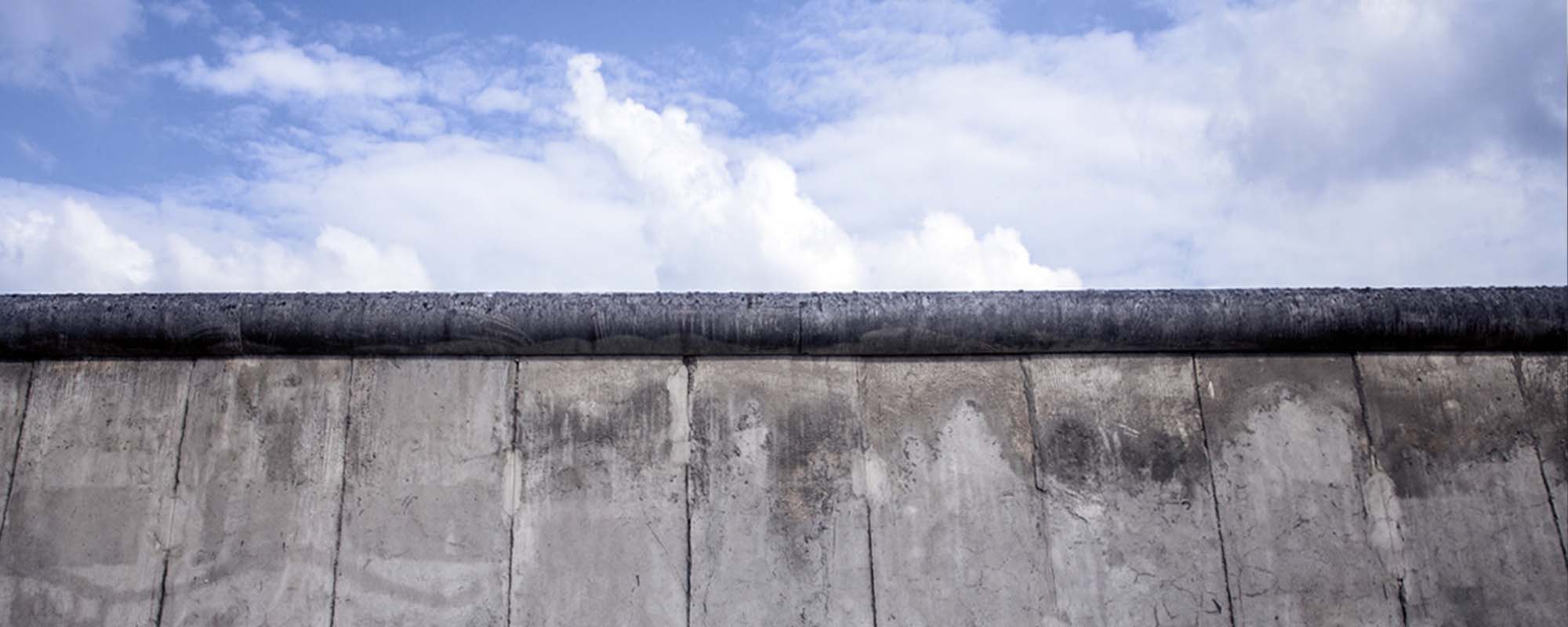 Betonmauer mit Horizont | © gettyimages / Sebastian Kopp / EyeEm Hohe Betonmauer mit Horizont.