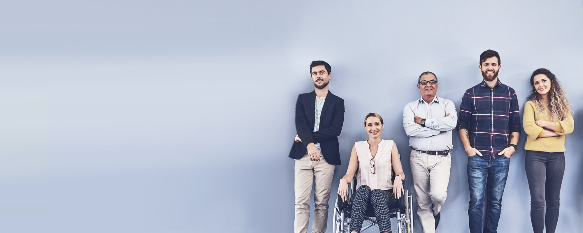 Diverse Personengruppe bestehend aus fünf Personen. 