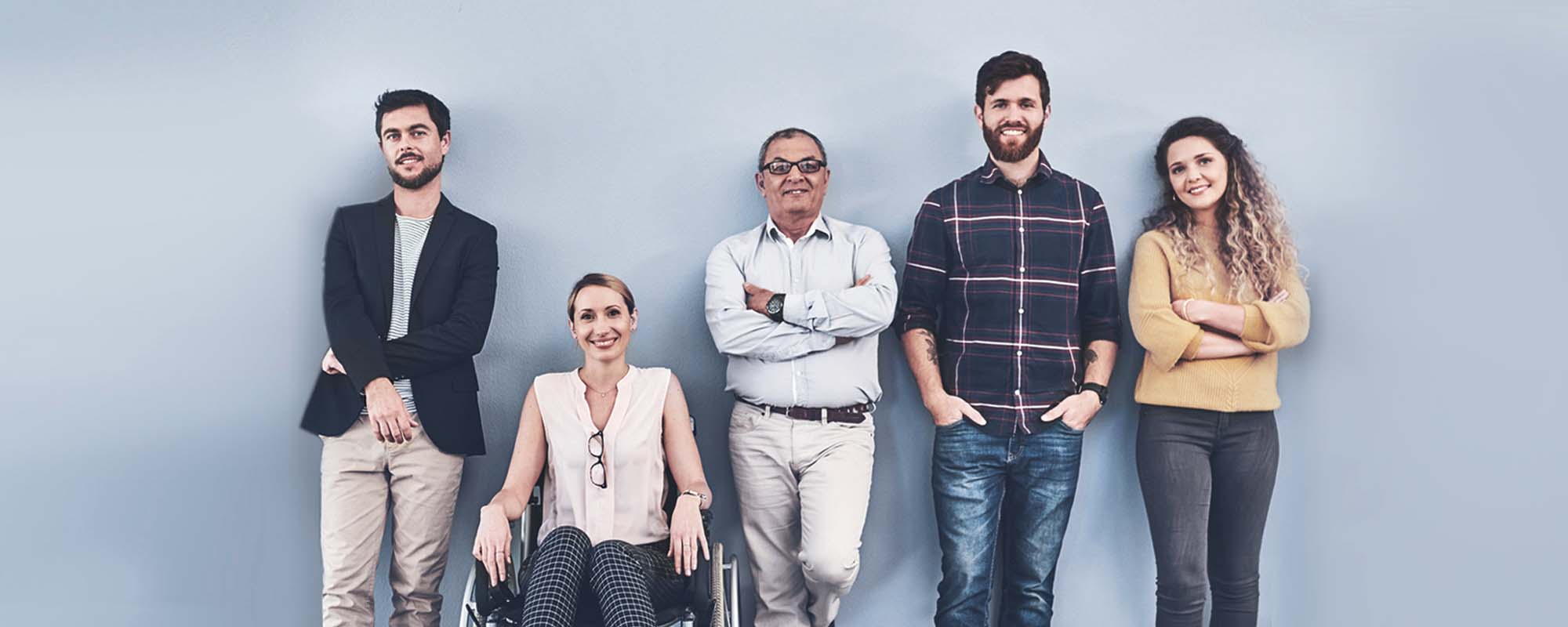 Diverse Personengruppe bestehend aus fünf Personen. 