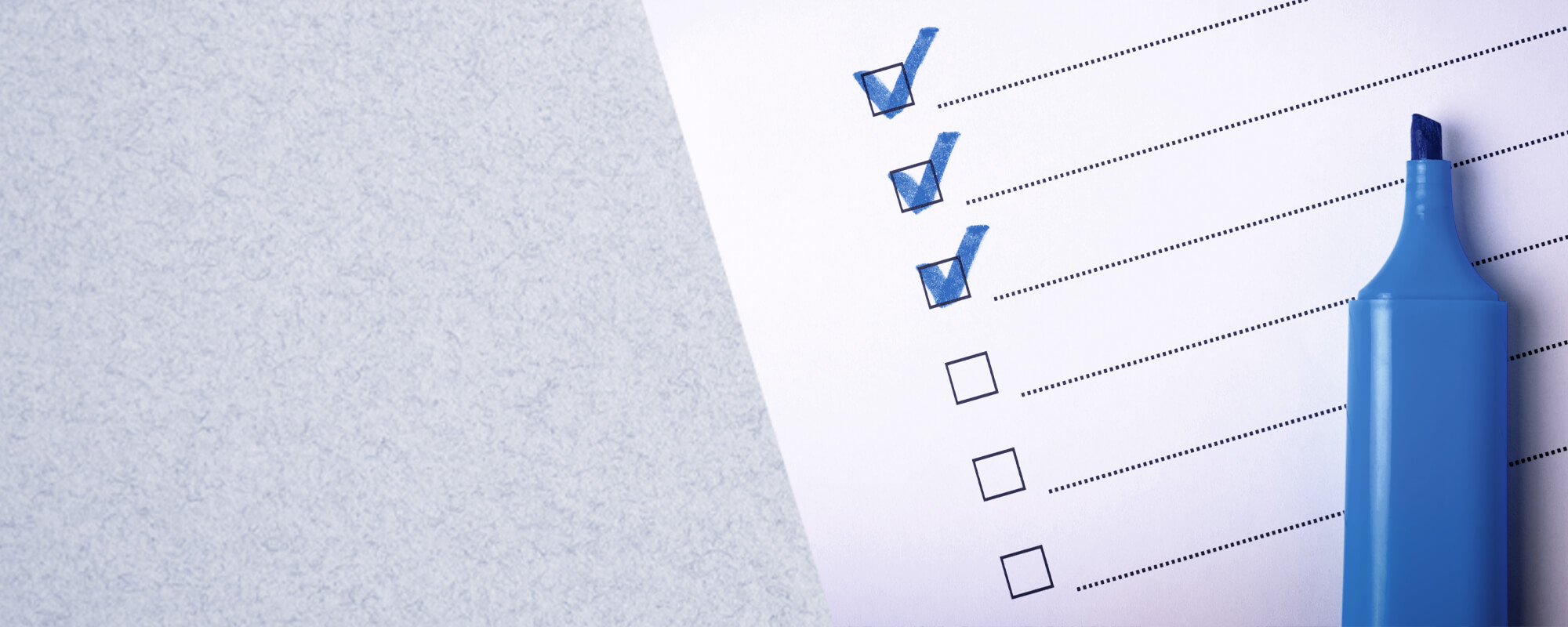 Checkliste mit blauem Textmarker | © shutterstock / lyalya_go Blauer Textmarker liegt auf einer Checkliste ohne Text, die teils schon abgehakt ist.