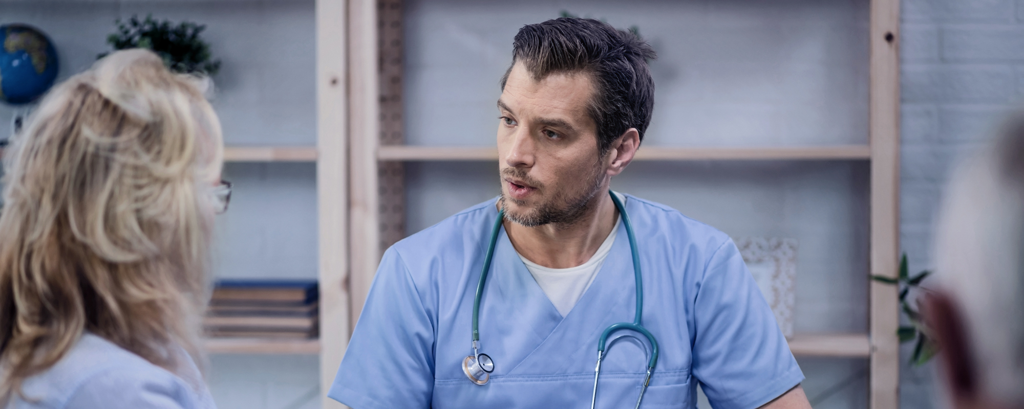 Mediziner im Gespräch | © Shutterstock / Drazen Zigic Mediziner im Gespräch mit einer Frau.