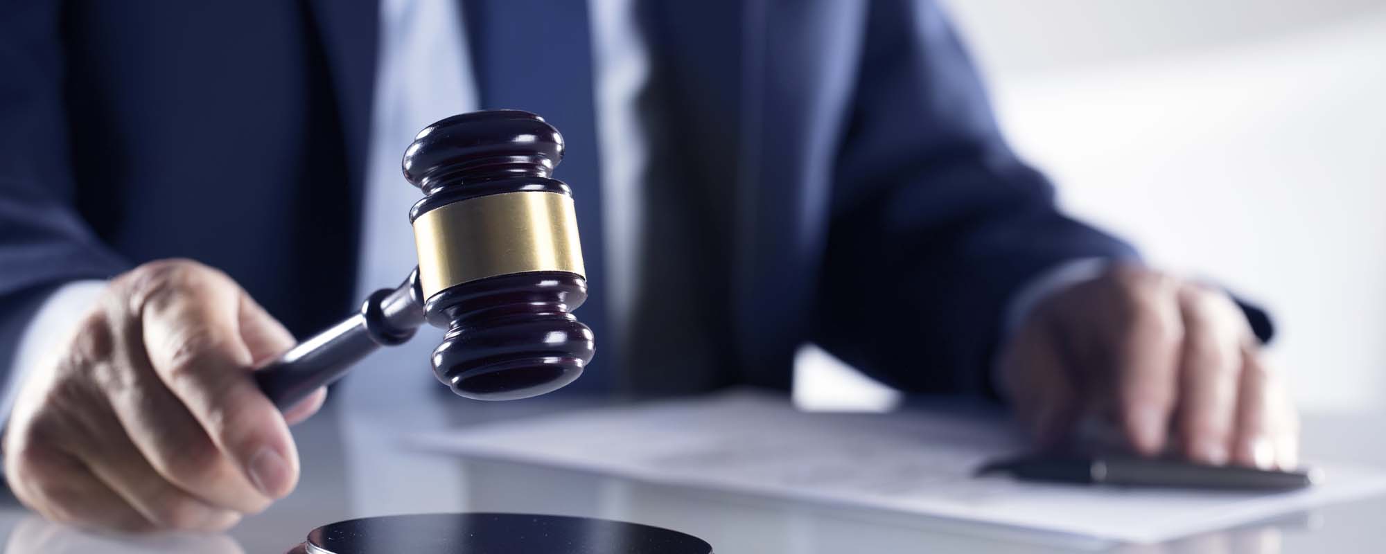 Mann mit Richterhammer | © Shutterstock / freedomz Mann im Anzug mit Richterhammer.