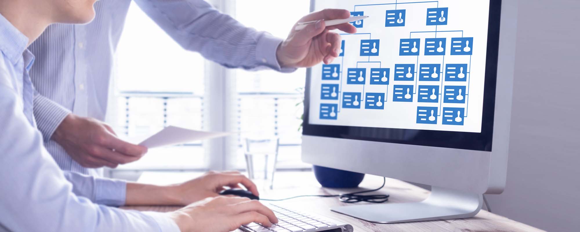 Organigramm auf Bildschirm | © shutterstock / NicoElNino Organigramm mit hierarchischer Struktur der Teams und Mitarbeiter/innen im Unternehmen