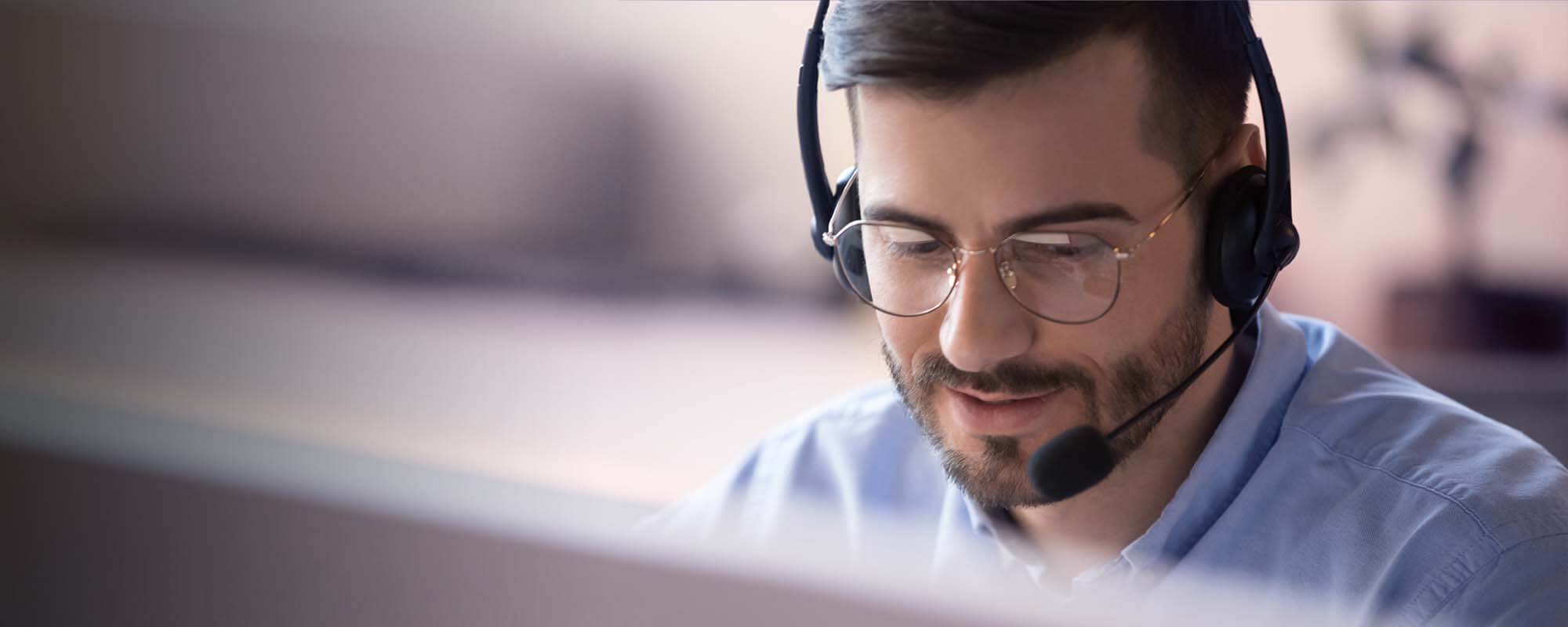 Büromitarbeiter telefoniert mit einem Headset. 