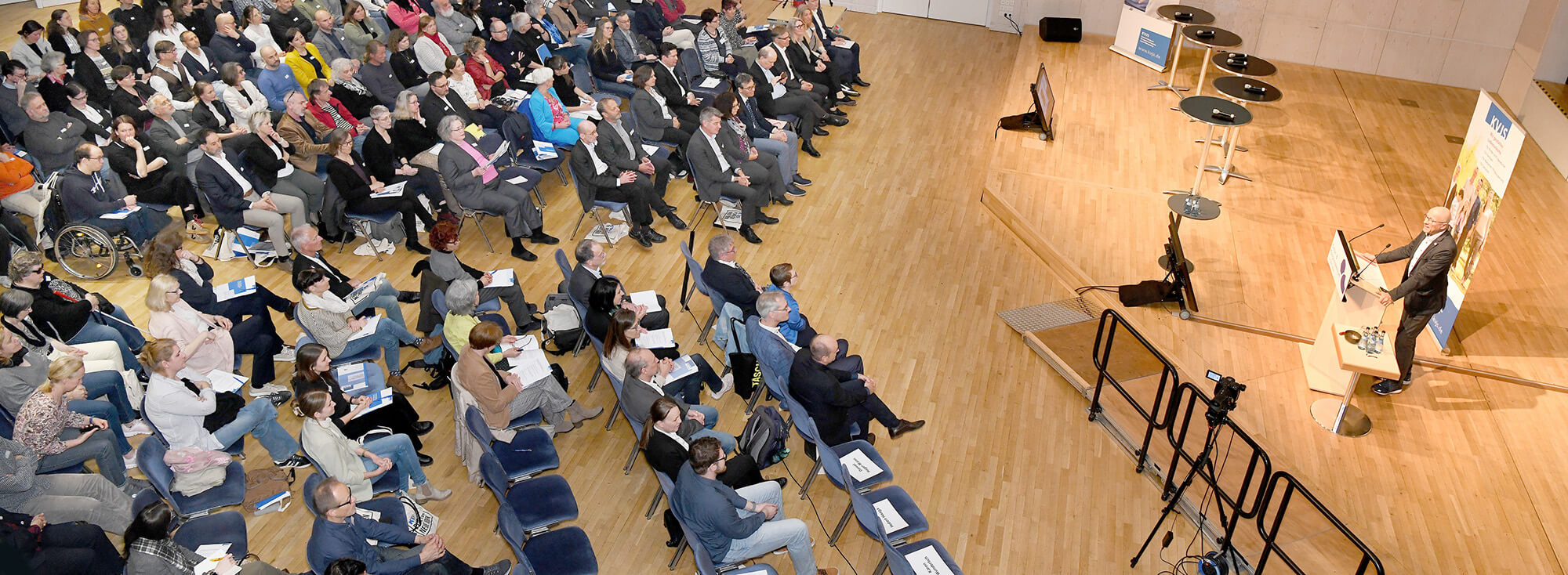 KVJS-Fachtagung zum Förderprogramm „Arbeit inklusiv“ | © KVJS/Günter E. Bergmann Es ist ein Saal von oben zu sehen, in dem den Teilnehmern der KVJS-Fachtagung die Ergebnisse der Studie zum Förderprogramm „Arbeit inklusiv“ vorgestellt werden.