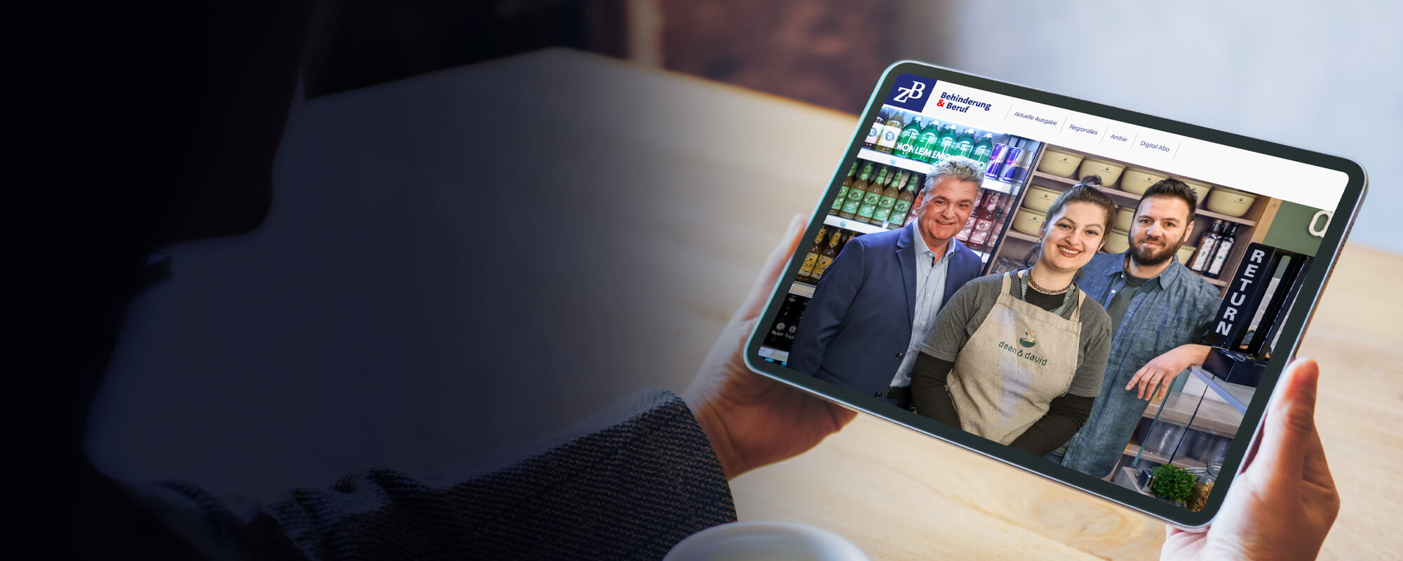Eine Person, von der nur die Arme und Hände zu sehen sind, schaut auf einem Tablet das Titelbild des ZB Digitalmazins 2/2023 an.