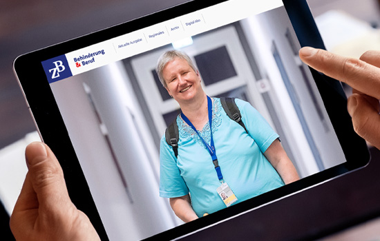 Jemand hält ein Tablet in den Händen und liest darauf die Titelgeschichte des ZB Digitalmagazin 2/2023. Auf dem Titelbild ist eine blinde Frau zu sehen.