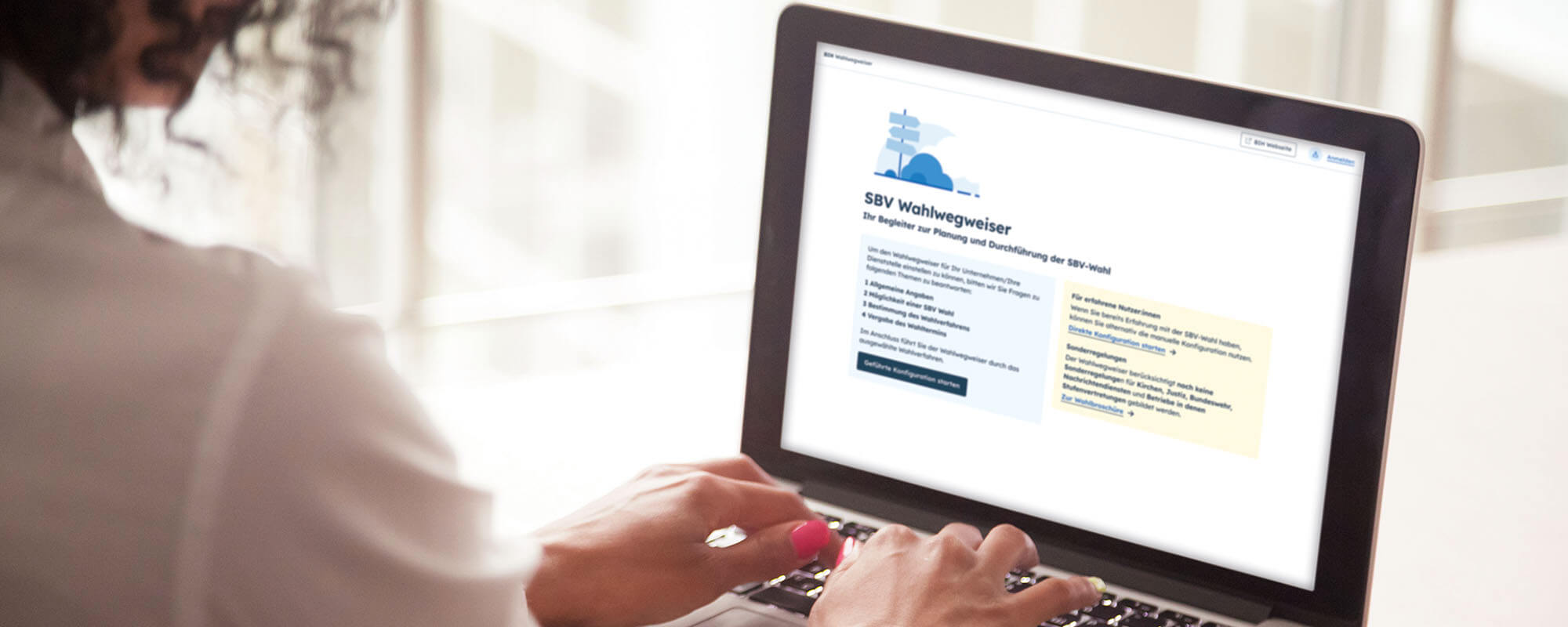 Das Foto zeigt eine Frau an einem Notebook. Der Blick fällt über ihre Schulter auf das Display. Darauf ist ein blauer Wegweiser über einem mehrzeiligen Text zu sehen, darunter ein dunkleblauer Button.