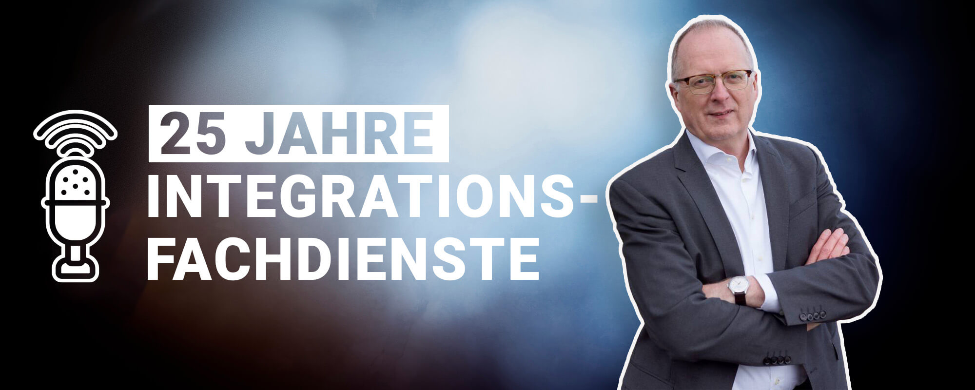 Die Fotomontage zeigt Johannes Magin, Vorstandsvorsitzende der Landesarbeitsgemeinschaft der Integrationsfachdienste Bayern, vor einem blauen Hintergrund. Links daneben stehen ein weißes Mikrofon-Icon und ein weißer Schriftzug:  „25 Jahre Integrationsfachdienst“.
