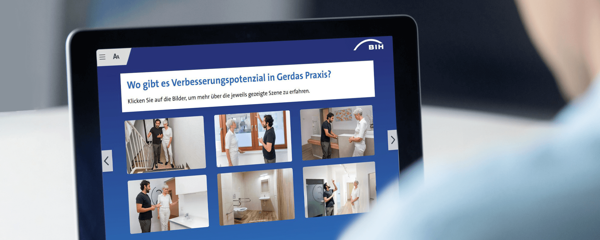 BIH-Selbstlernkurs „Barrierefreier Arbeitsplatz“ | © BIH Die Fotomontage zeigt einen Bildausschnitt aus dem Selbstlernkurs „Barrierefreier Arbeitsplatz“ auf dem Monitor eines Notebooks. Der Blick fällt von hinten über die Schulter einer verschwommen fotografierten Person.