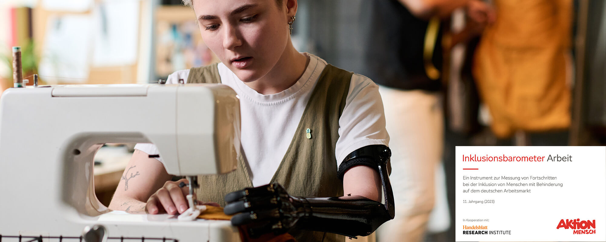 Inklusionsbarometer Arbeit 2023 | © 2022 AnnaStills/Shutterstock Foto einer Frau mit Unterarmprothese an einer Nähmaschine