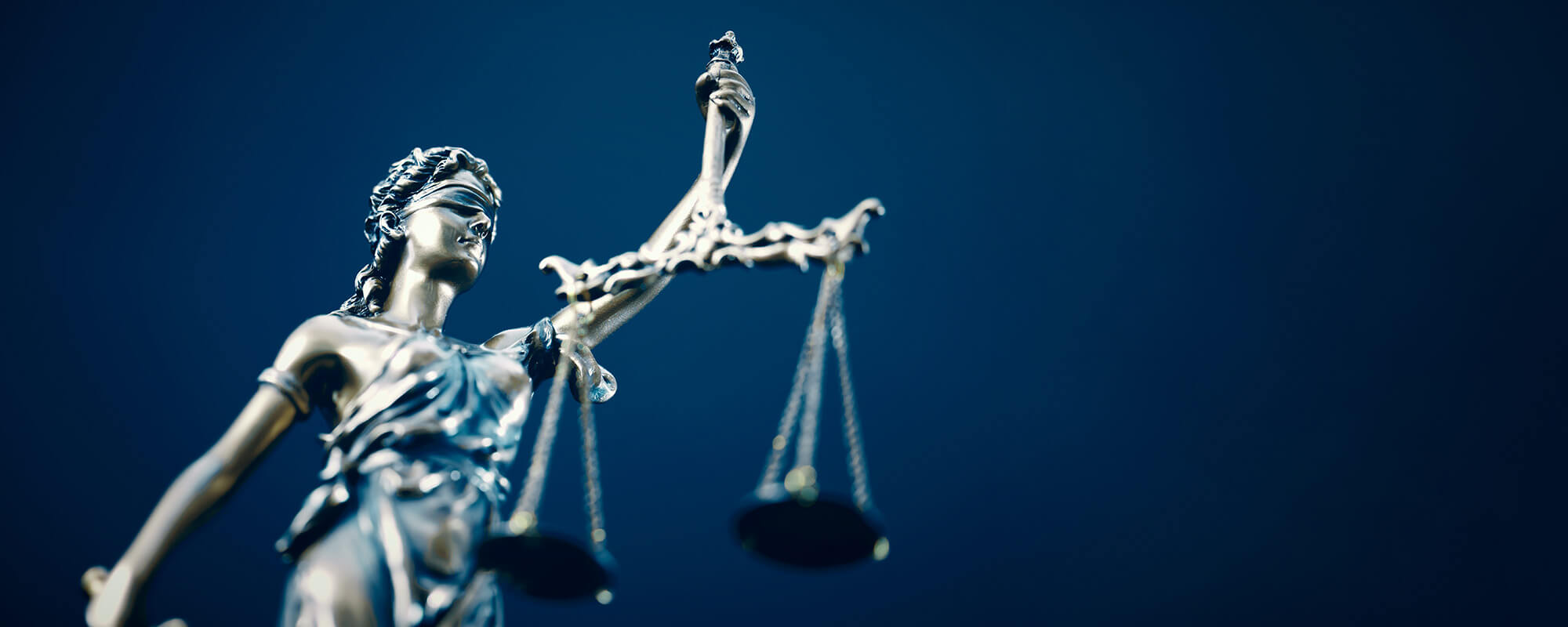 © Proxima Studio/Shutterstock. Foto einer Statue von Justitia