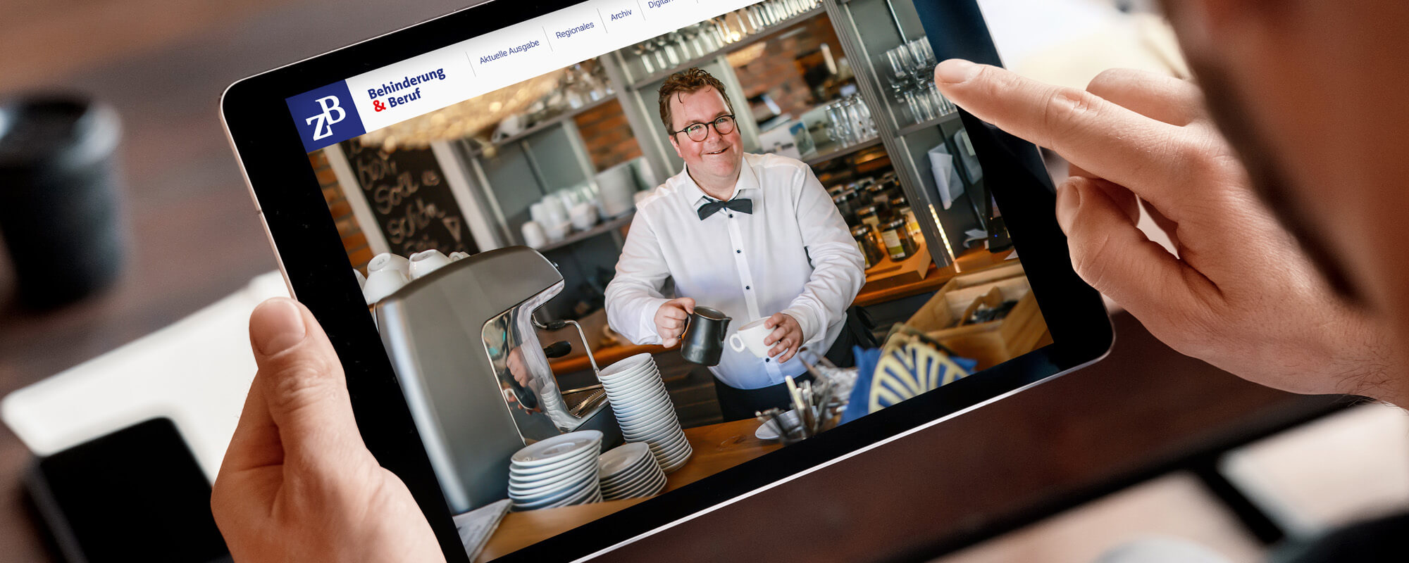 ZB Digitalmagazin 2/20205 | © Shutterstock © Rupert Oberhäuser Auf einem Tablet ist die neue Ausgabe des ZB Digitalmagazins zu sehen.