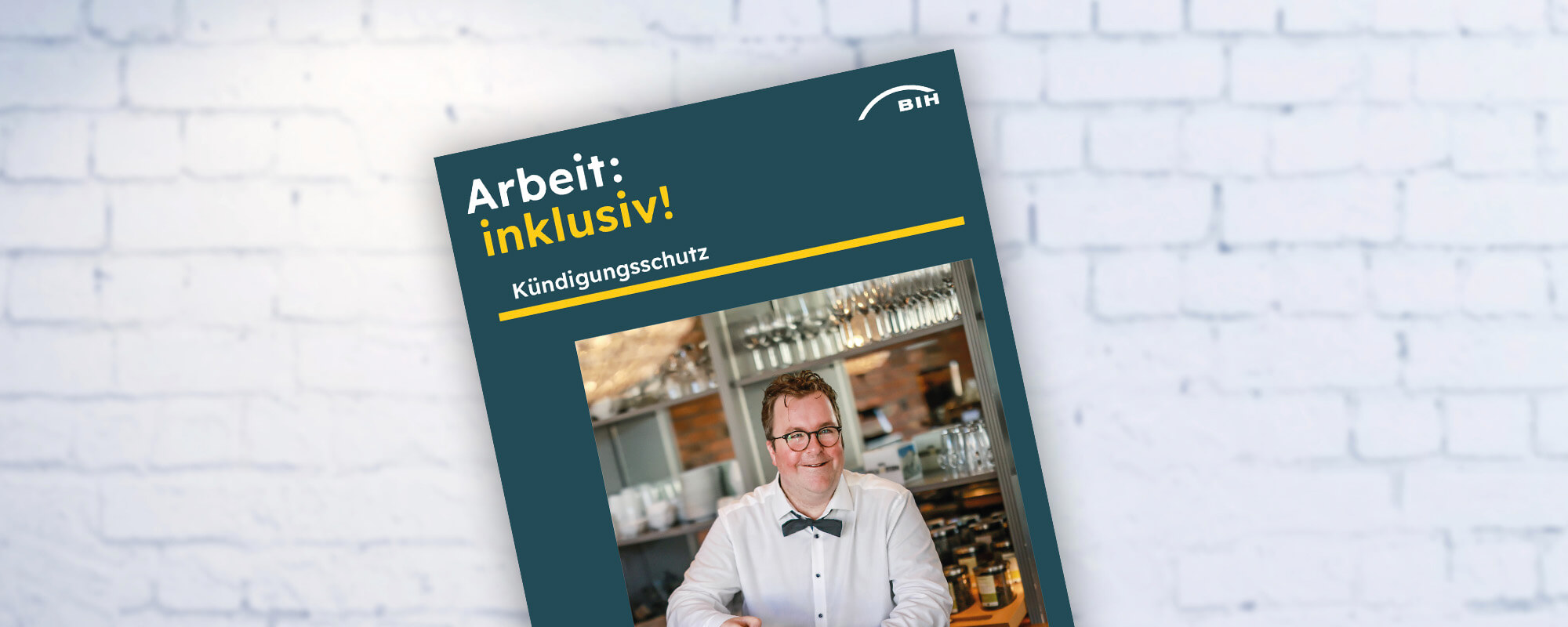 Die Abbildung zeigt das Titelblatt der Broschüre „Arbeit:inklusiv! Kündigungsschutz“ vor einem neutralen Hintergrund.