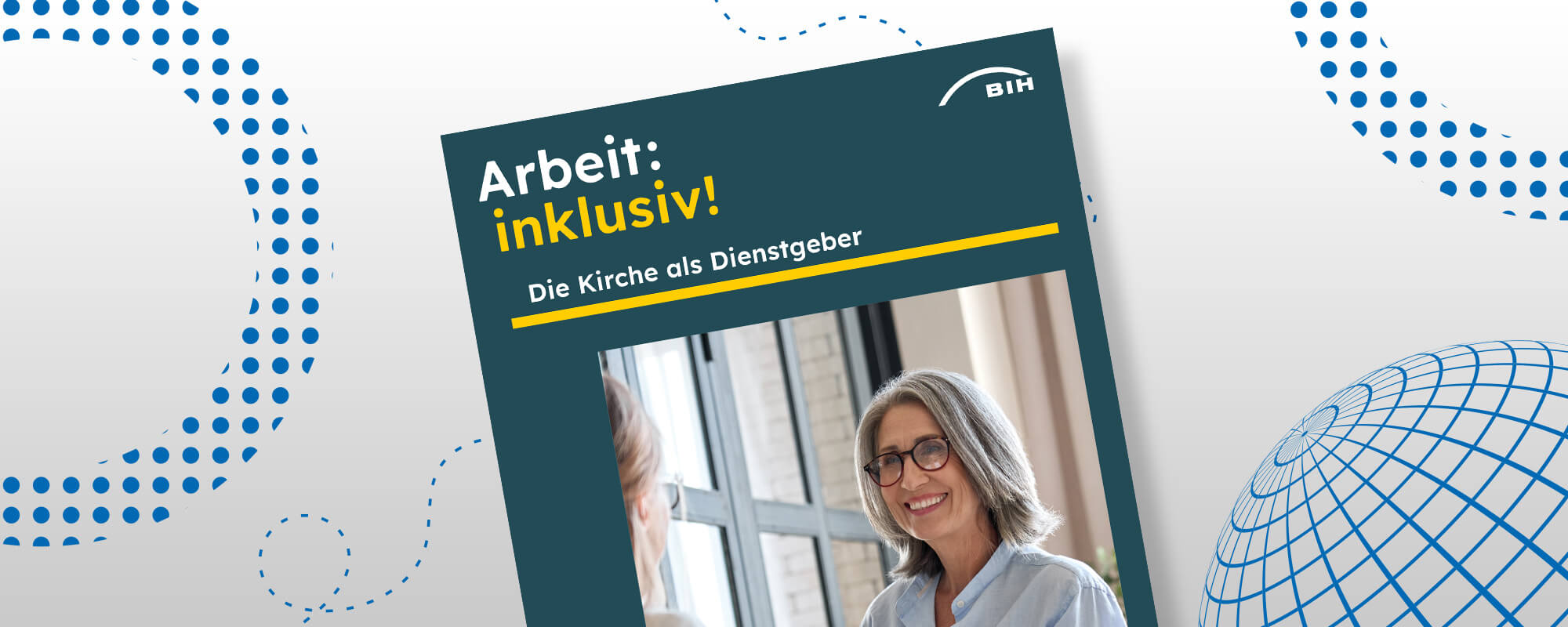 Die Grafik zeigt das Cover einer Broschüre vor einem blaugrauen Hintergrund. Auf dem Cover steht: "Arbeit:inklusiv! Die Kirche als Dienstgeber" Zudem ist das Logo der BIH zu sehen.