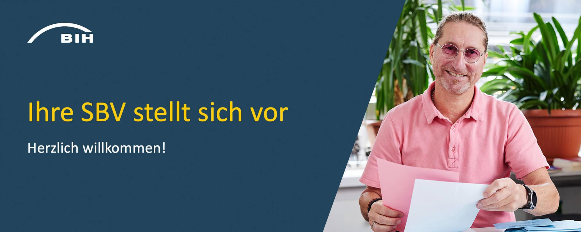 Das Bild ist unterteilt in zwei Bereiche: Links eine dunkelblaue Fläche mit gelbem Schriftzug „Ihre SBV stellt sich vor“. Rechts danaben ist das Foto eines Mannes in rosa Hemd und dazu passender Brille. Er lächelt in die Kamera.