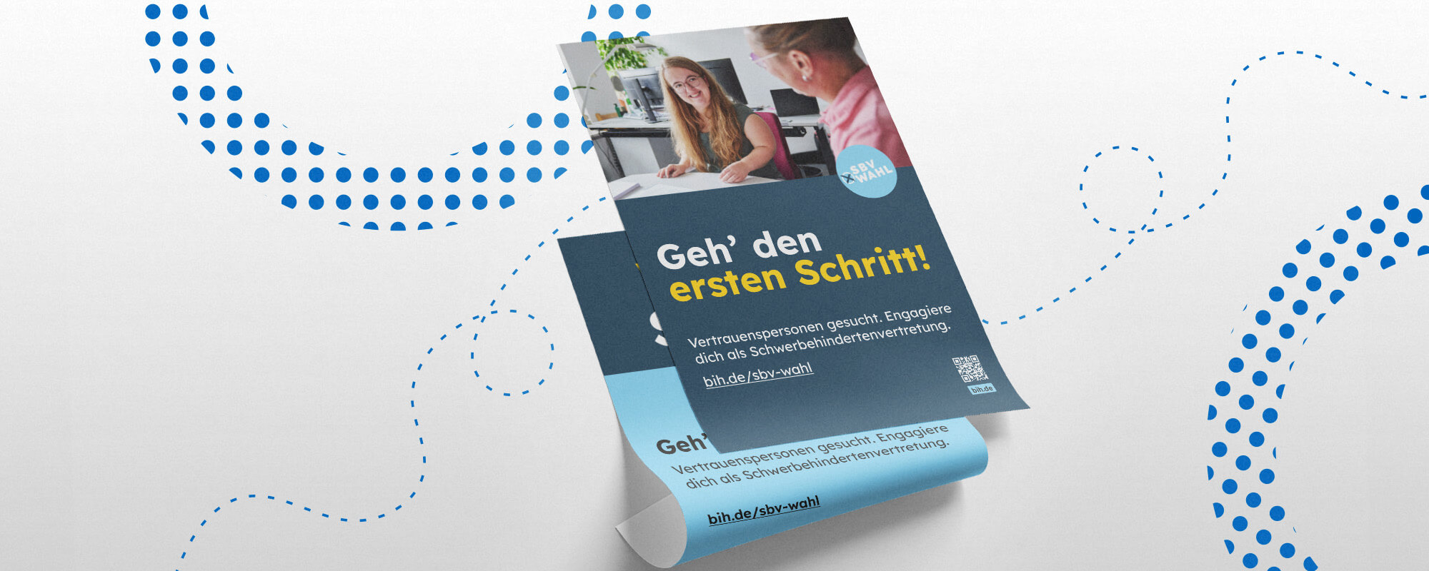 Die Grafik zeigt ein schräg gestelltes Plakat vor einem hellgrauen Hintergrund. Auf dem Plakat ist das Foto von einer kleinwüchsigen Frau zu sehen. Sie sitzt in einem Büro am Schreibtisch. Darunter steht: „Geh den ersten Schritt!“ Der Rest des Plakats ist nicht zu sehen.
