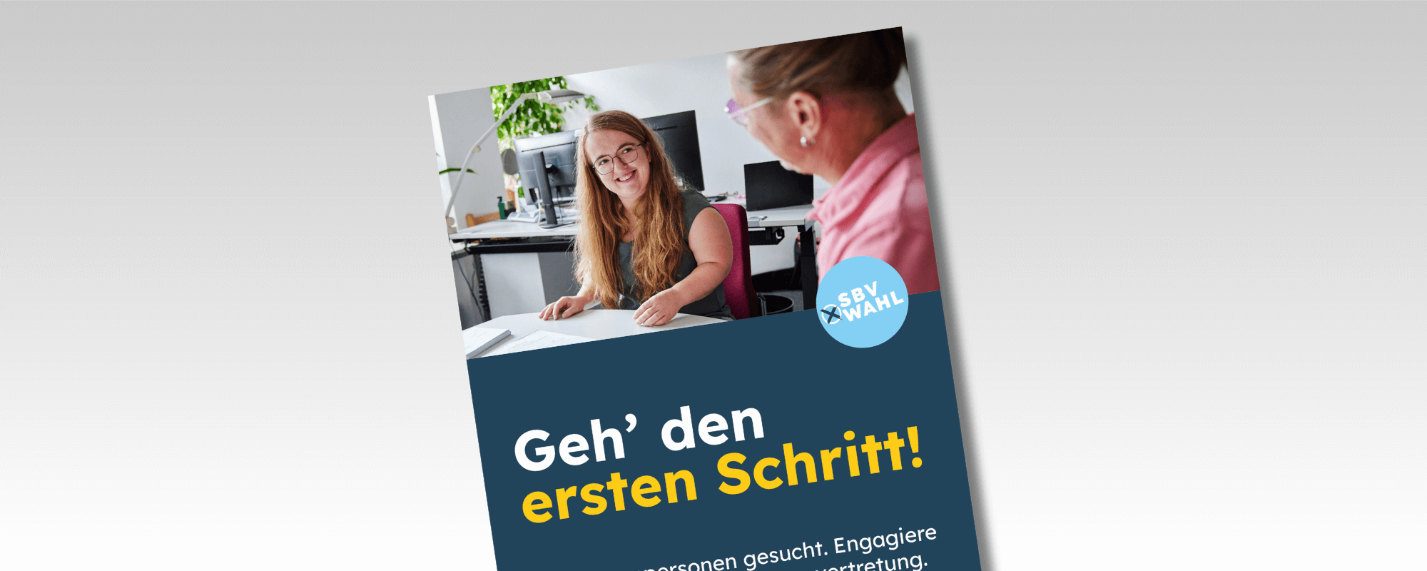 Die Grafik zeigt ein schräg gestelltes Plakat vor einem hellgrauen Hintergrund. Auf dem Plakat ist das Foto von einer kleinwüchsigen Frau zu sehen. Sie sitzt in einem Büro am Schreibtisch. Darunter steht: „Geh den ersten Schritt!“ Der Rest des Plakats ist nicht zu sehen.