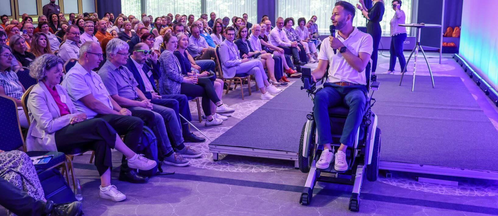 Ein Sprecher im Rollstuhl bei der Zukunftswerkstatt 2023