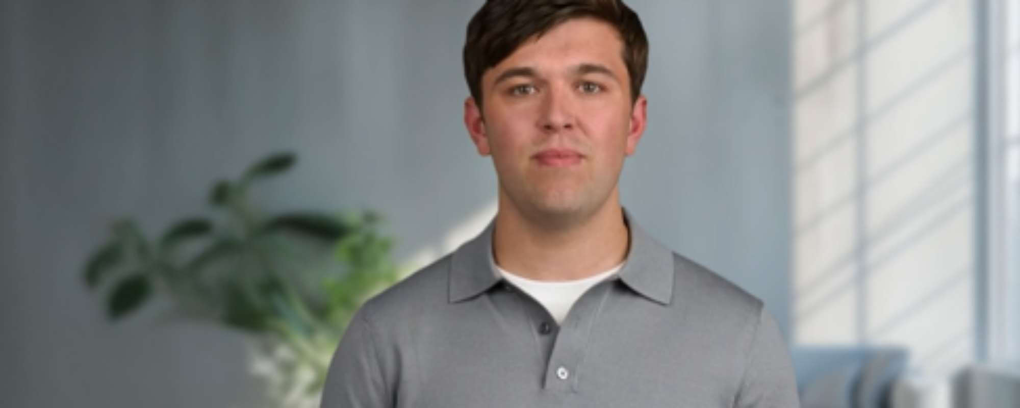 Das Foto zeigt den Avatar eines jungen Mannes. Er schaut ernst in die Kamera.