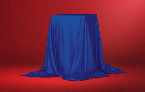 Eine Illustration eines Gegenstandes, der mit einem blauen Tuch abgedeckt ist.