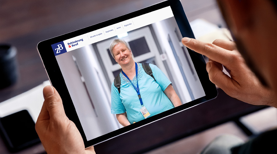 Eine Person hält ein Tablet in den Händen, auf dem das ZB Digitalmagazin zu sehen ist.