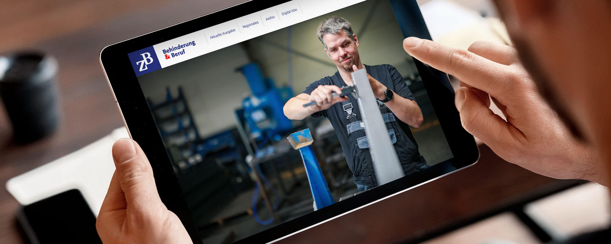 Das ZB Digitalmagazin Ausgabe 3/2025| © Shutterstock, Rupert Oberhäuser Auf einem Tablet ist die aktuelle Ausgabe des ZB Digitalmagazins zu sehen.