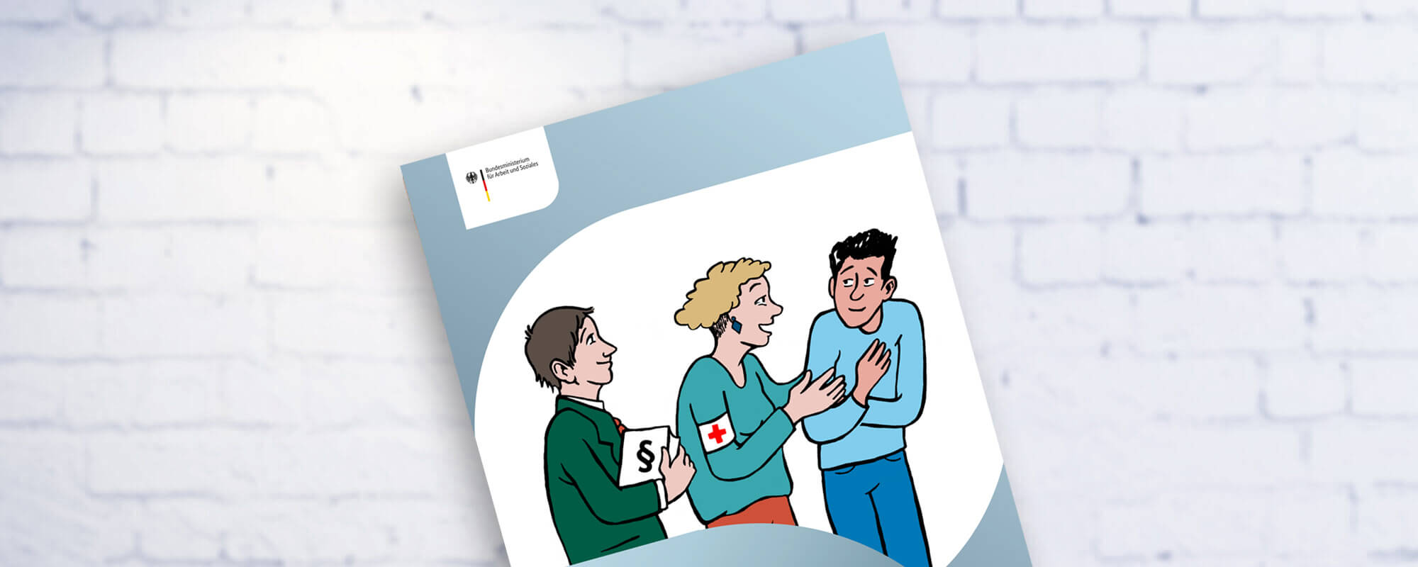 Das Foto zeigt eine Broschüre vor einer weißen Wand. Auf dem Cover sind drei gezeichnete Personen zu sehen. Der Mann links hält ein Paragraphenzeichen in den Händen. Die Frau in der Mitte trägt eine weiße Armbinde mit einem roten Kreuz. Sie stützt den Mann rechts, der offenbar verletzt ist.