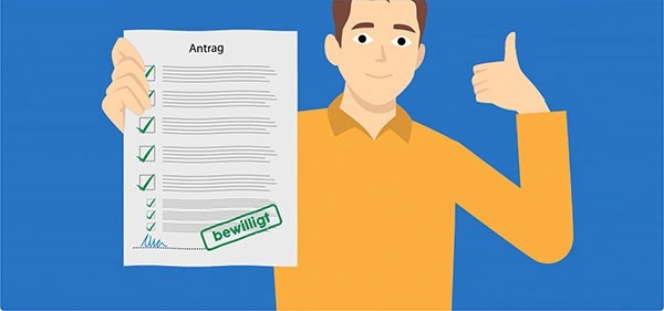 Ein im Comic-Stil gezeichneter Mann hält einen Antrag in der Hand, auf der "Bewilligt steht". Mit der anderen Hand zeigt er mit dem Daumen nach oben.