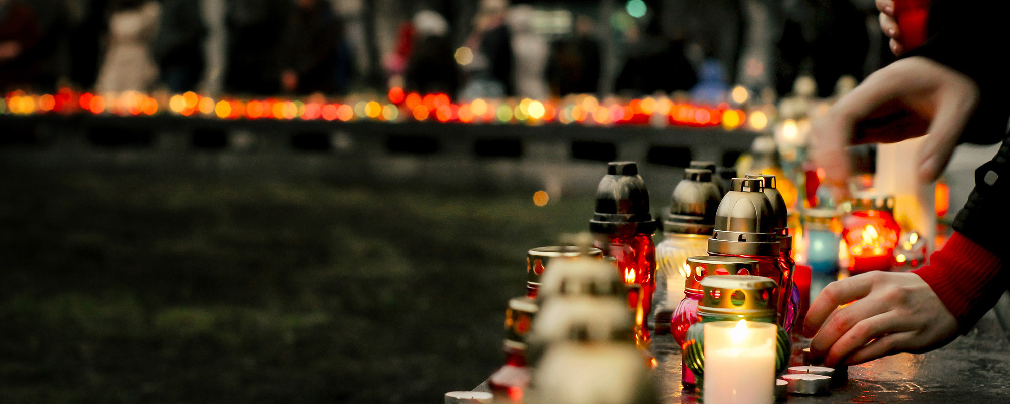 Auf einem Platz stehen Lichter zum Gedenken.