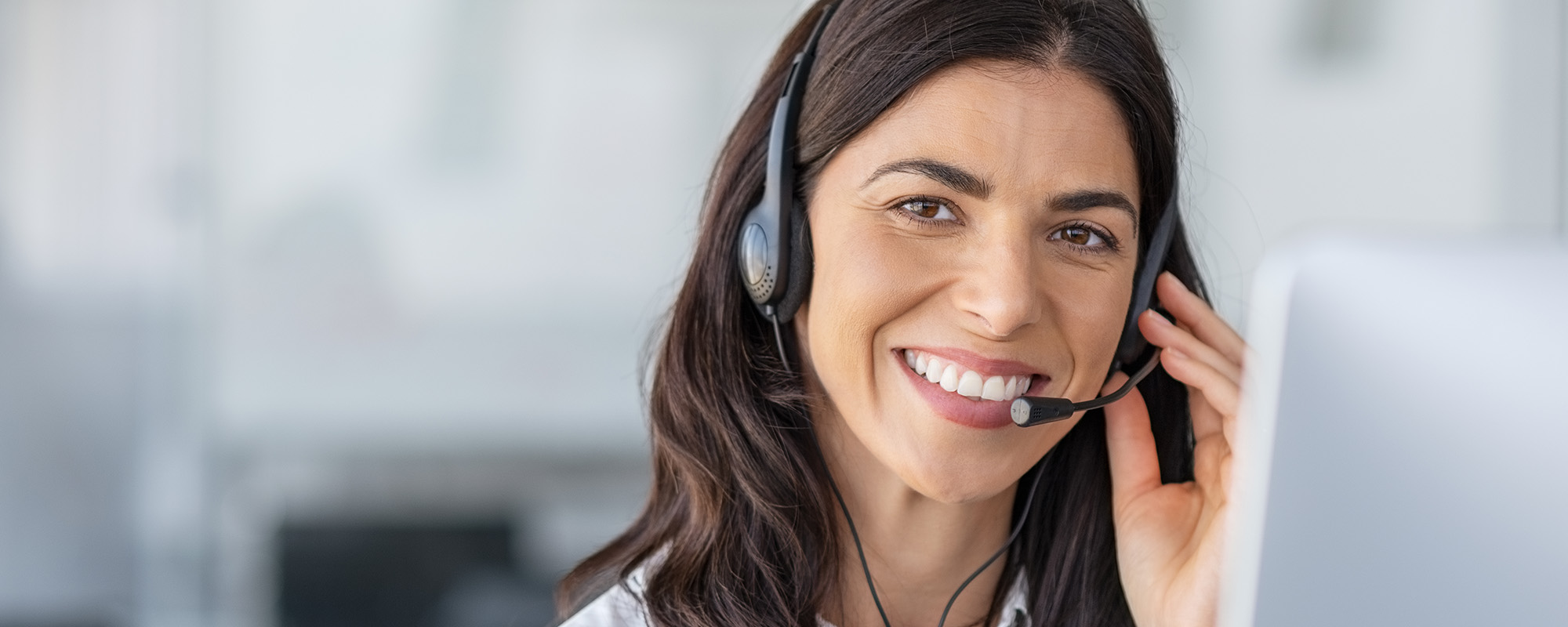 Eine lächelnde Frau mit einem Headset