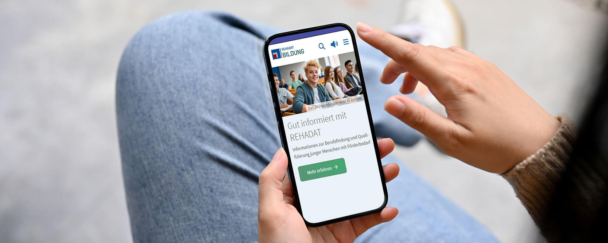 Eine Person hält ein Smartphone in der Hand, auf dem die Website von REHADAT-Bildung zu sehen ist.