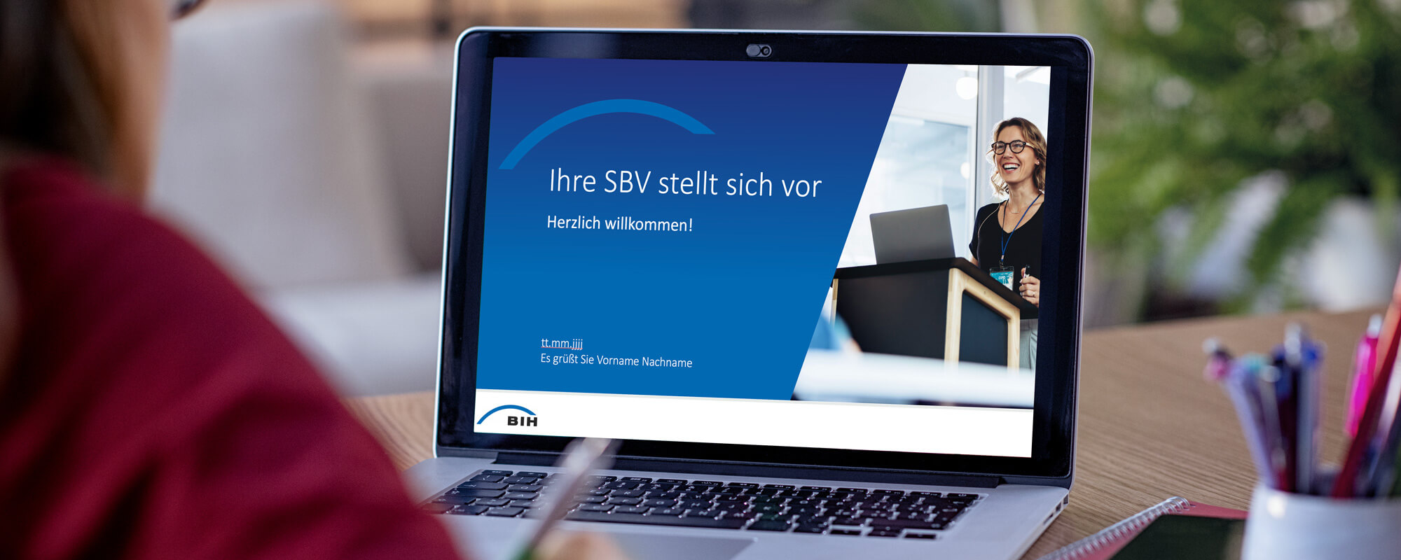 Fotomontage: Über die Schulter einer Person am Schreibtisch sitzenden Person fällt der Blick auf den Monitor. Darauf ist eine Präsentation zu sehen mit dem Schriftzug: „Ihre SBV stellt sich vor“.