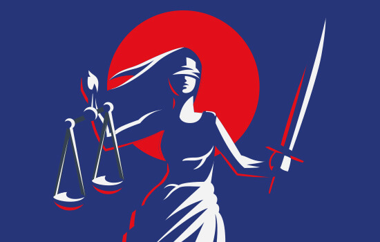 Statue der Justitia vor blauem Hintergrund mit rotem Kreis.