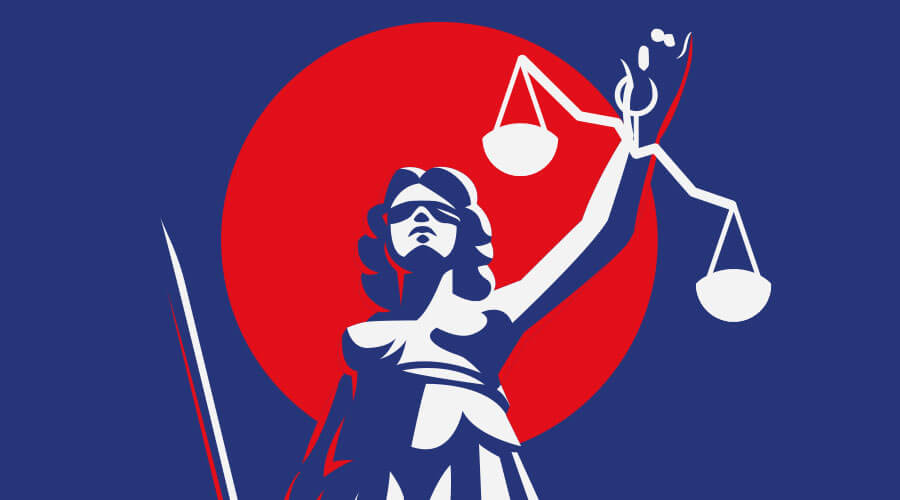 Justitia vor blauem Hintergrund mit rotem Kreis,