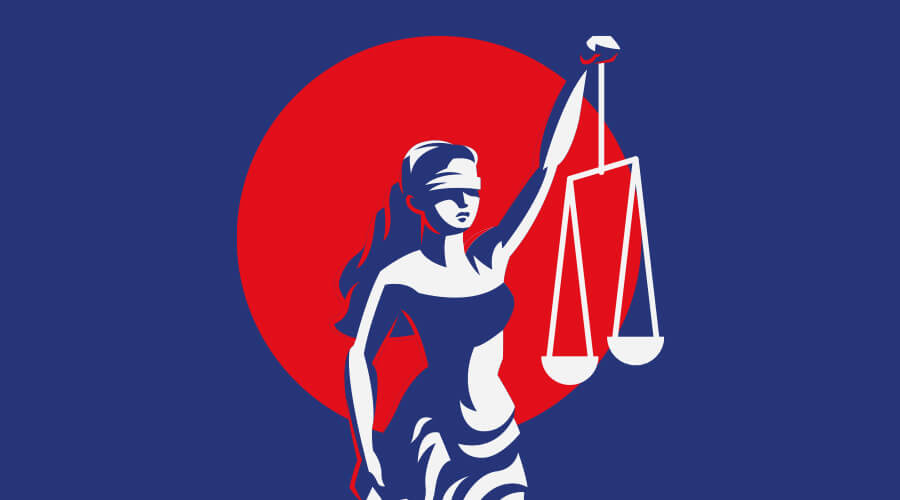Justitia | © Shutterstock/Masterlevsha Statue der Justitia vor blauem Hintergrund mit rotem Kreis.