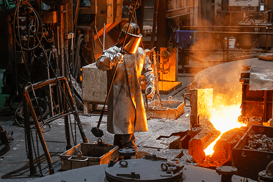 Eine Person arbeitet in einem Eisenwerk.