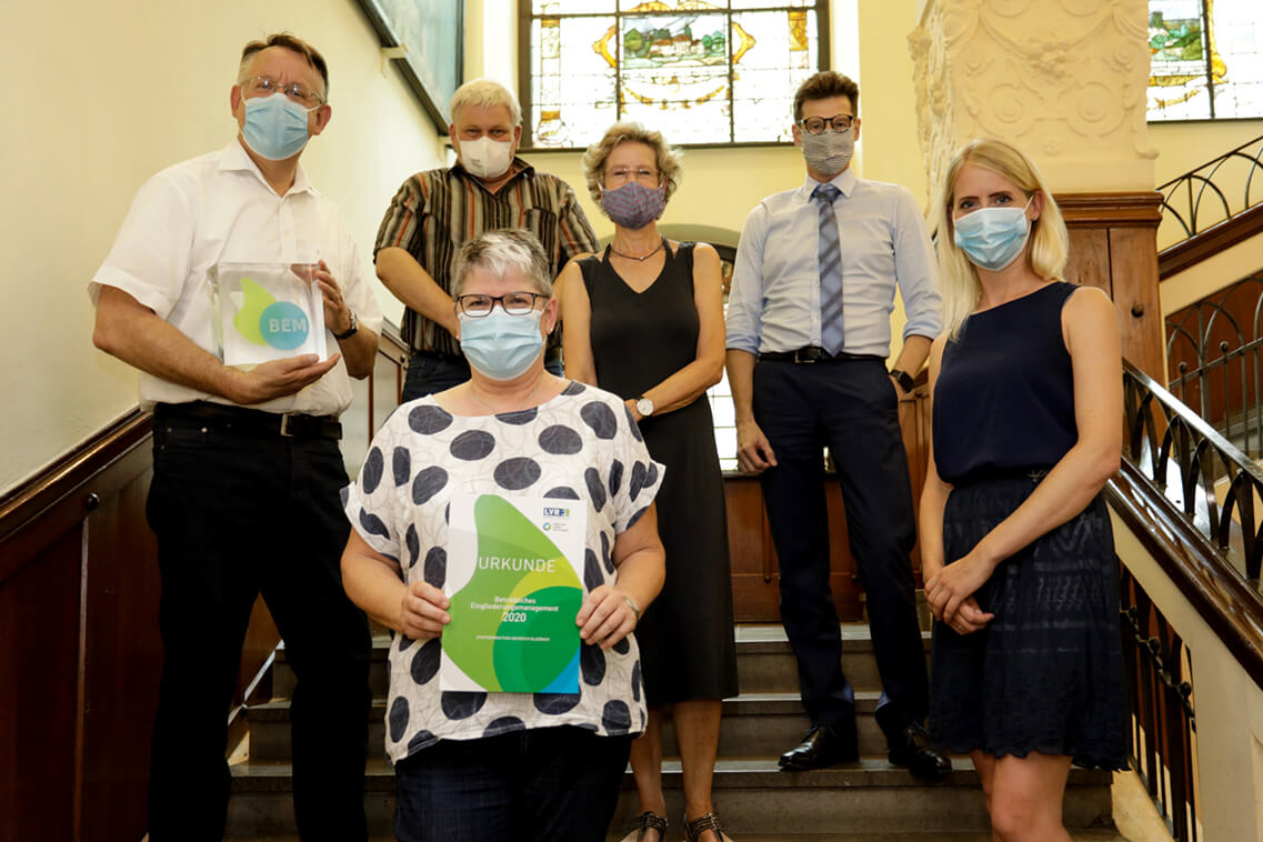 Christoph Beyer, Leiter LVR-Inklusionsamt, zeichnet die Stadtverwaltung Bergisch Gladbach für ihr vorbildliches BEM aus: Michael Möller, Fachbereichsleiter Personal und Organisation, Uwe Schumann, Personalratsvertreter, Karola Stinn, ehemalige BEM-Beauftragte, Rita Büchel, BEM-Beauftragte, Lisa Sprenger, Abteilungsleitung Organisations- und Personalentwicklung.